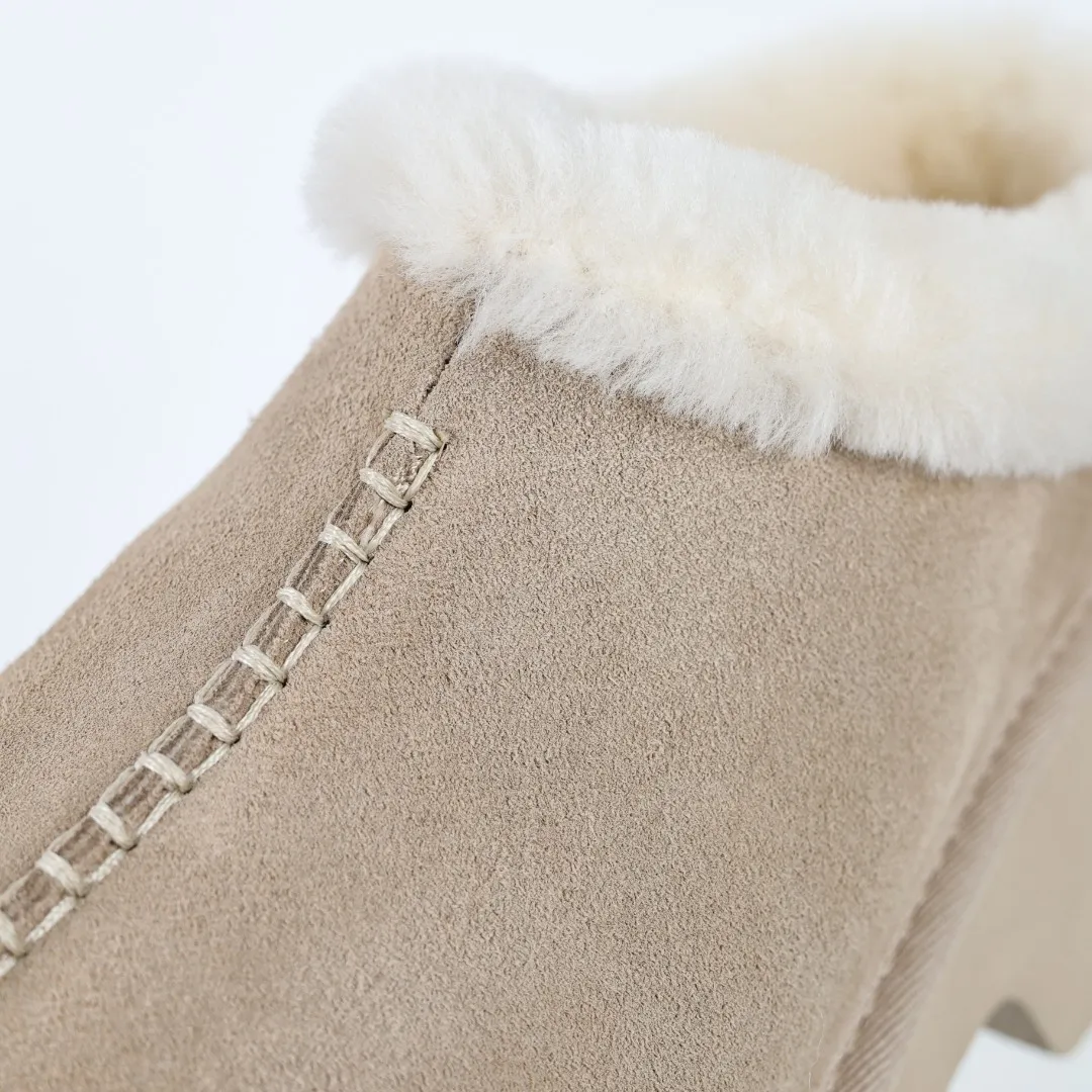 Pick up locally 💰560 Core recommended good price It is a very suitable choice for home use. In recent years, uug has launched a series of styles, which are partially geared towards the preferences of young consumers and have also moved to the forefront of fashion trends. Shoe body material: water-repellent coated suede upper, 17 mm UGGPURE™ implantable wool insole, lightweight non-slip and comfortable rubber outsole, with brand LOGO and trademark, with full packaging Size: 35 36 37 38 39 40